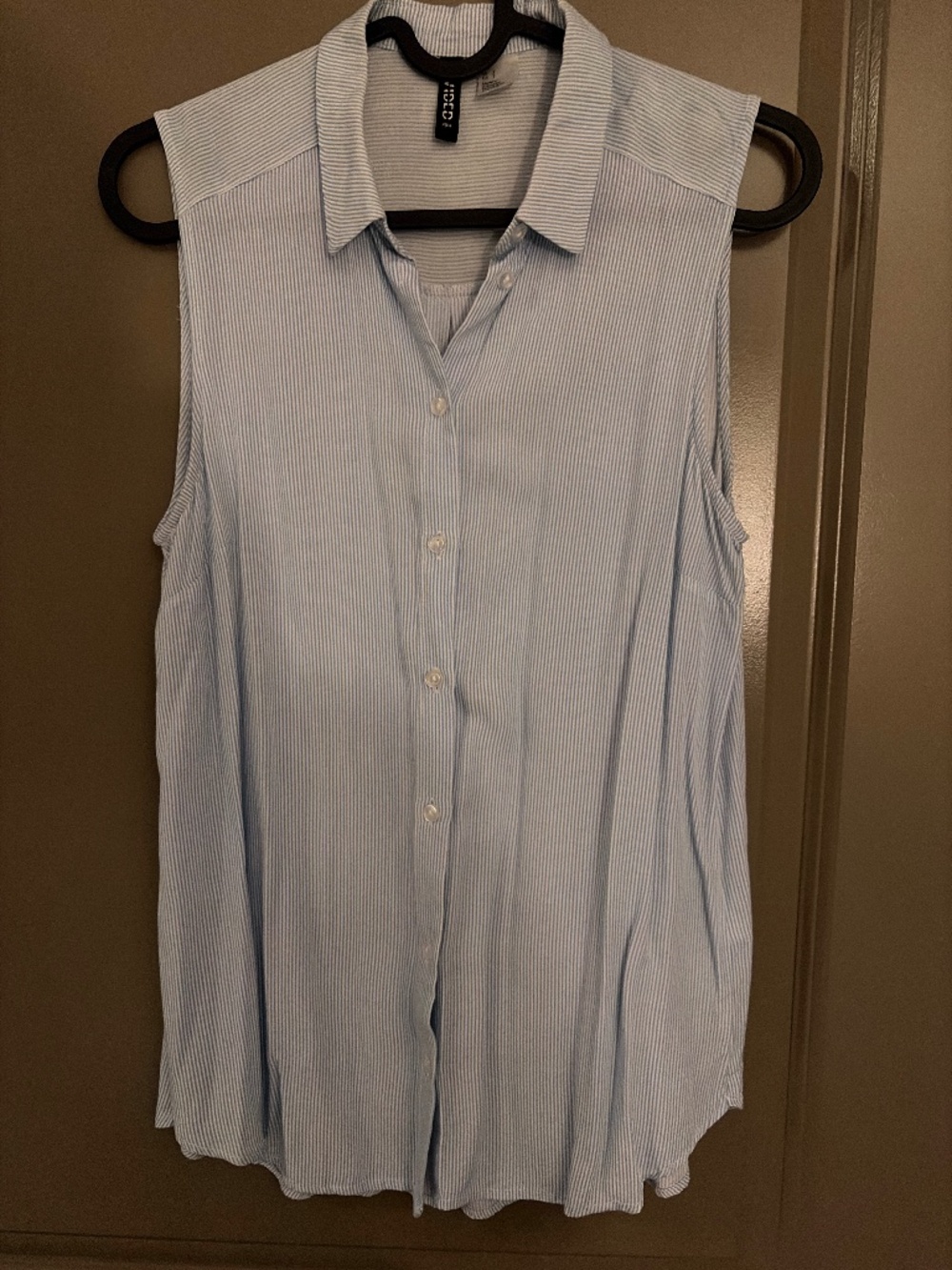 H&M Divided Sleeveless button down blouse